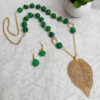Collar vidrio verde esmeralda con hoja de latón
