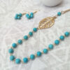 Collar de howlita azul turquesa