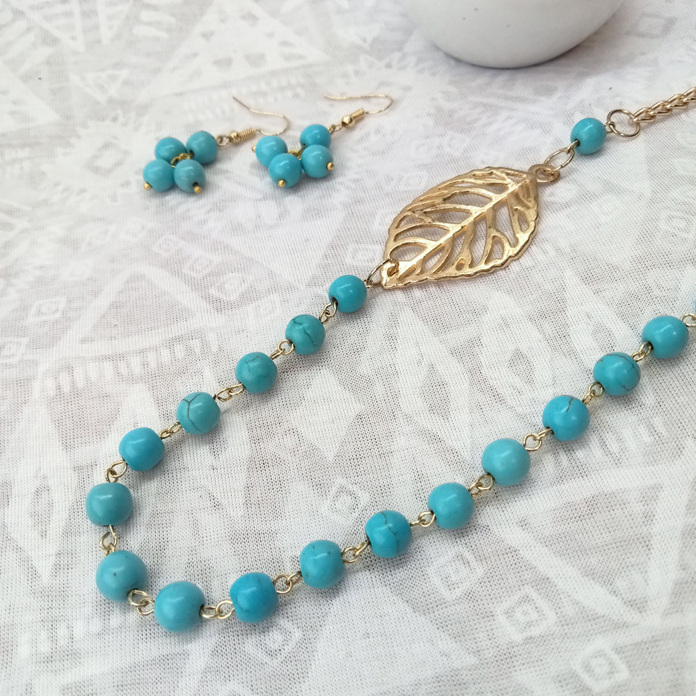 Collar de howlita azul turquesa