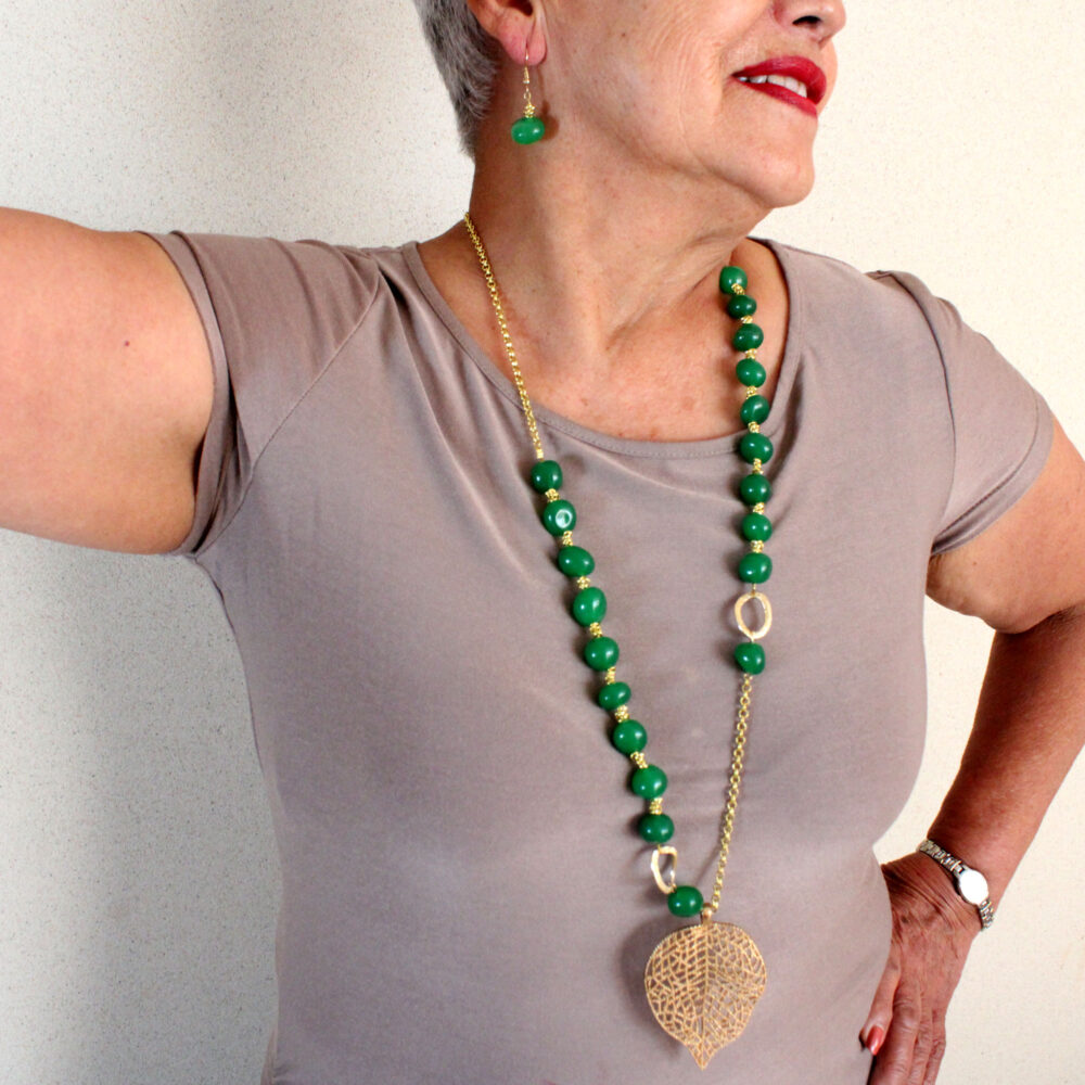 Collar vidrio verde esmeralda con hoja de latón