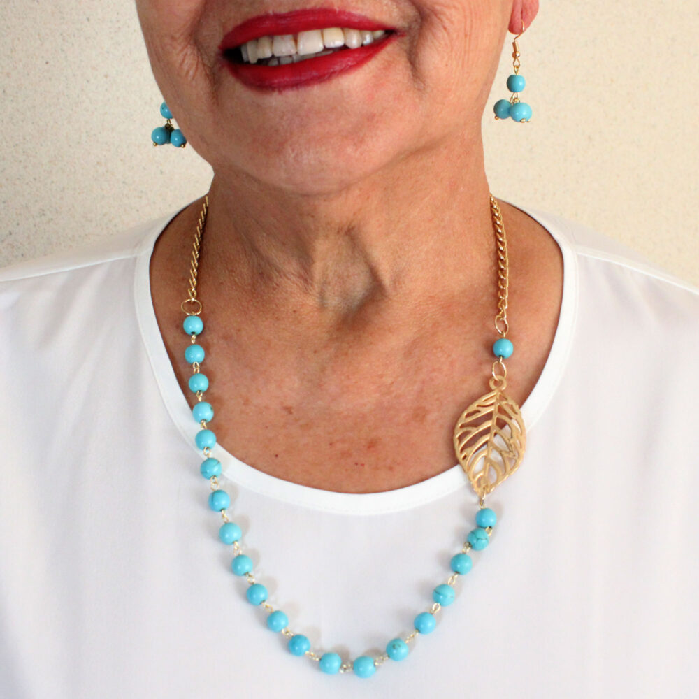 Collar de howlita azul turquesa