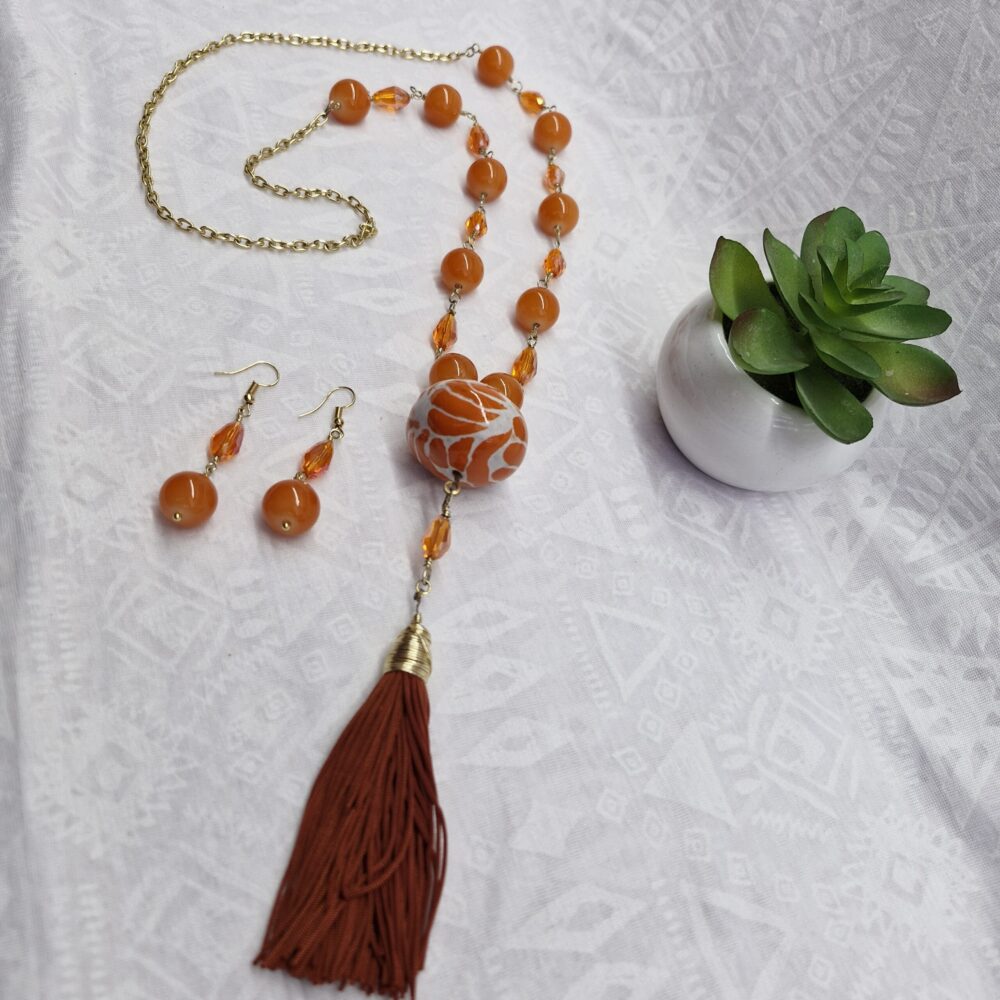 Collar de bolas de vidrio, cristales facetados y dije de talavera