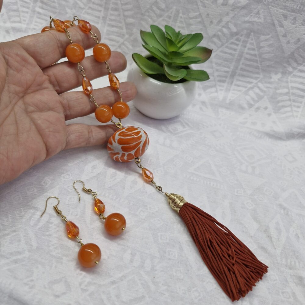 Collar de bolas de vidrio, cristales facetados y dije de talavera