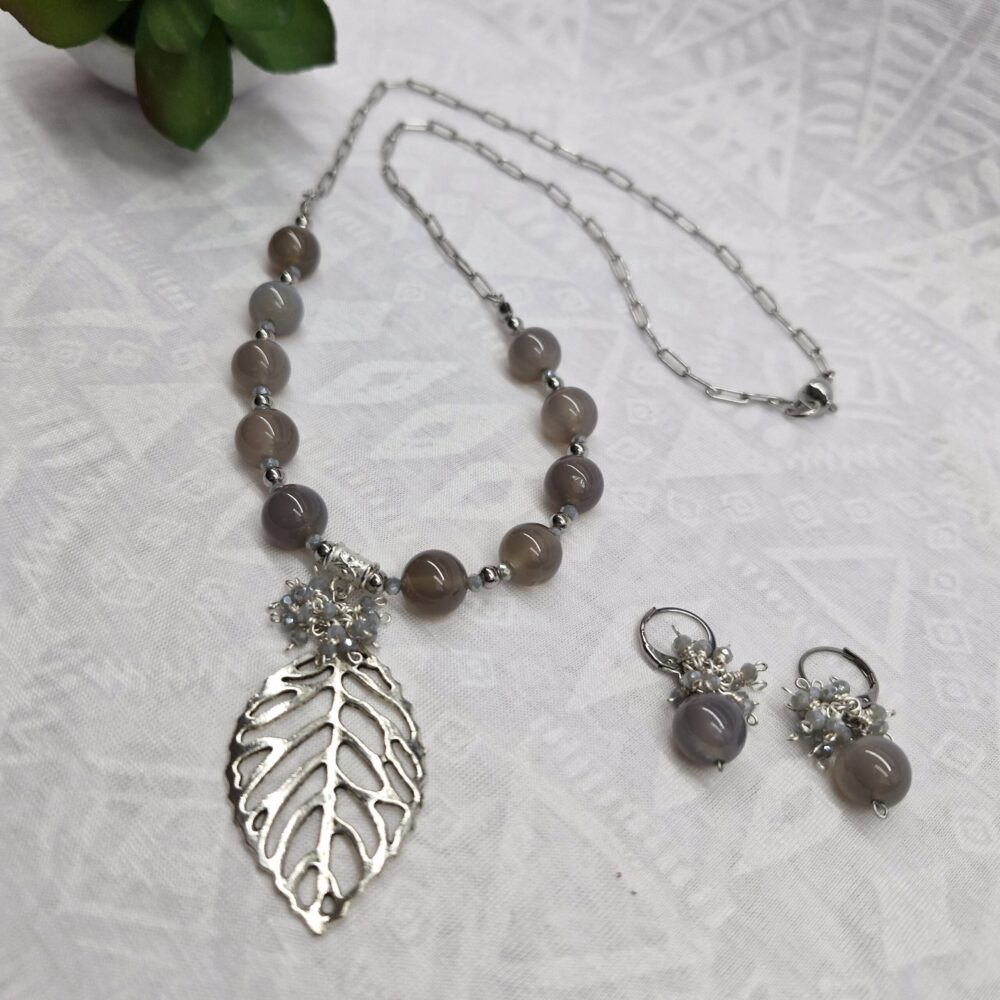 Collar bolas de vidrio gris y dije