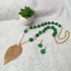 Collar vidrio verde esmeralda con hoja de latón
