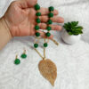 Collar vidrio verde esmeralda con hoja de latón