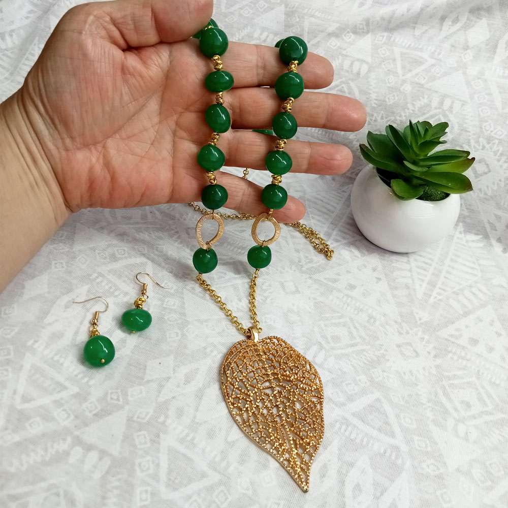 Collar vidrio verde esmeralda con hoja de latón