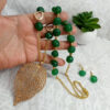 Collar vidrio verde esmeralda con hoja de latón