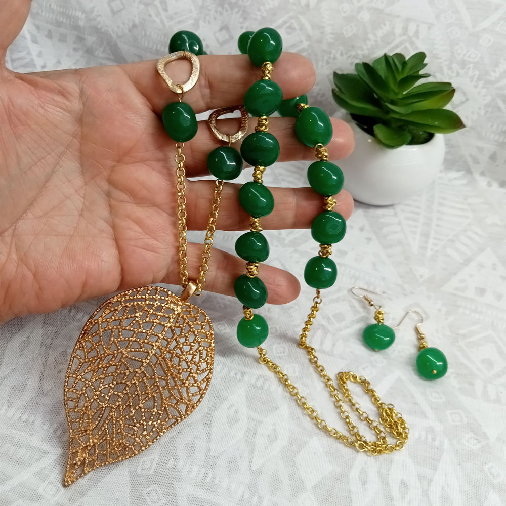 Collar vidrio verde esmeralda con hoja de latón