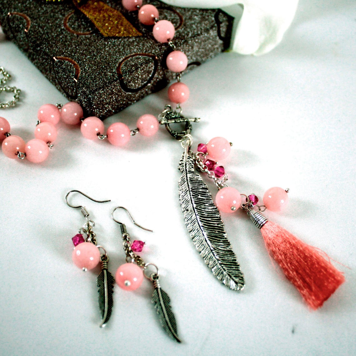 Collar ágata rosa candy, dije de pewter y mota