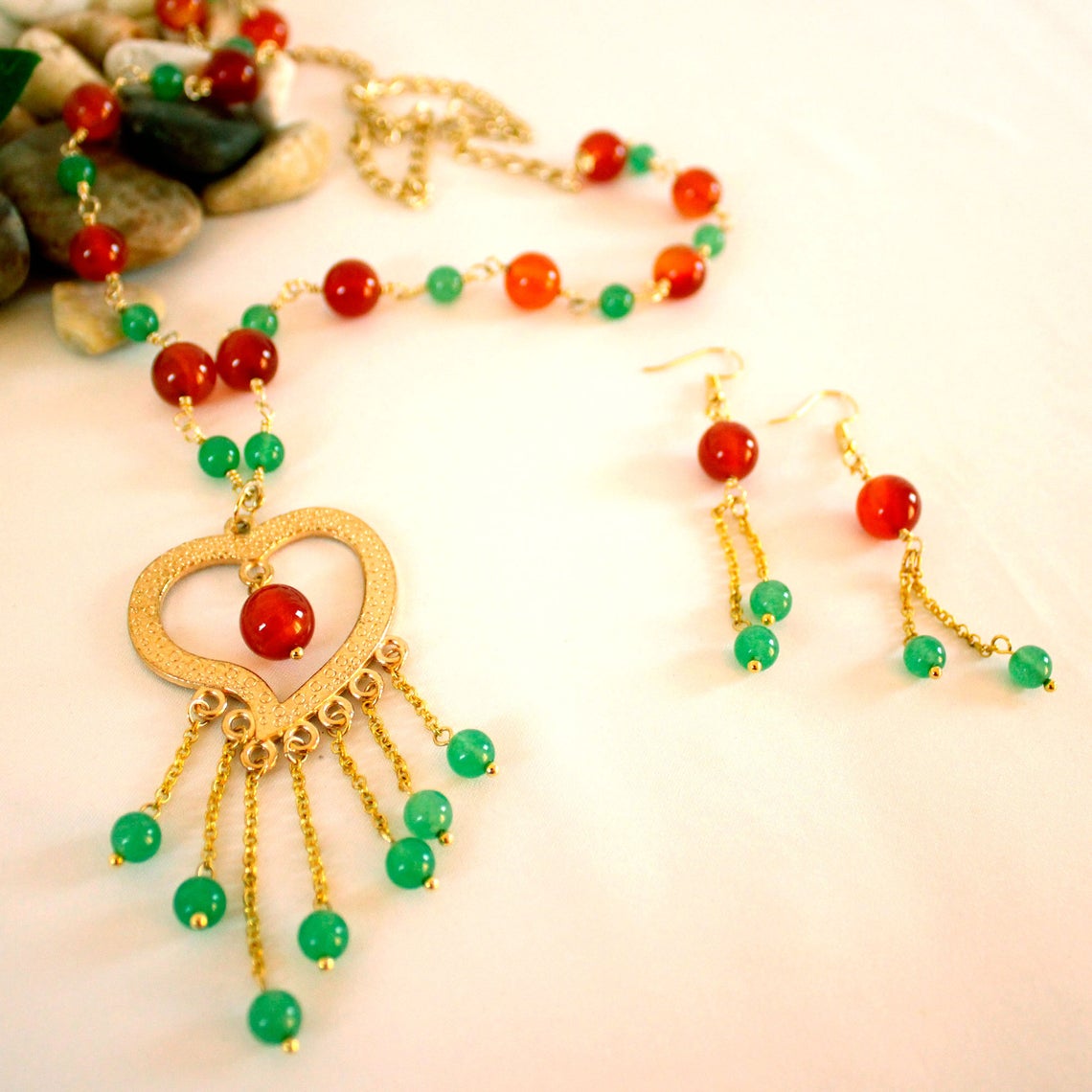 Collar con dije de corazón, ágata cornalina y jadecito