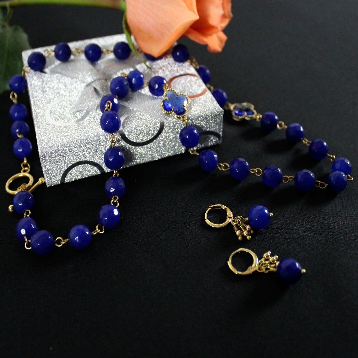 Kiara joyas herradura en caja Set de Colgante con incrustaciones natural de Azul Verdoso Paua abulón en 18 Trace cadena junto con a juego hipoalergénico pendientes chapados en Rodio. 