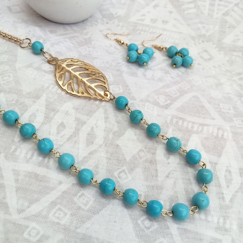 Collar de howlita azul turquesa