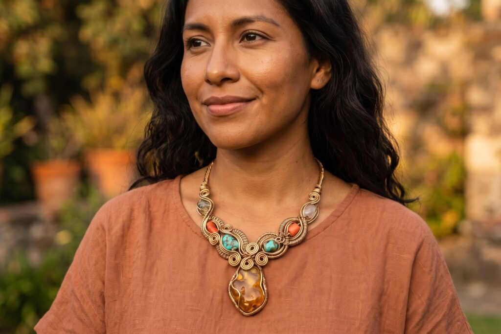 Mujer usando collar artesanal de tumbaga con piedras naturales hecho a mano