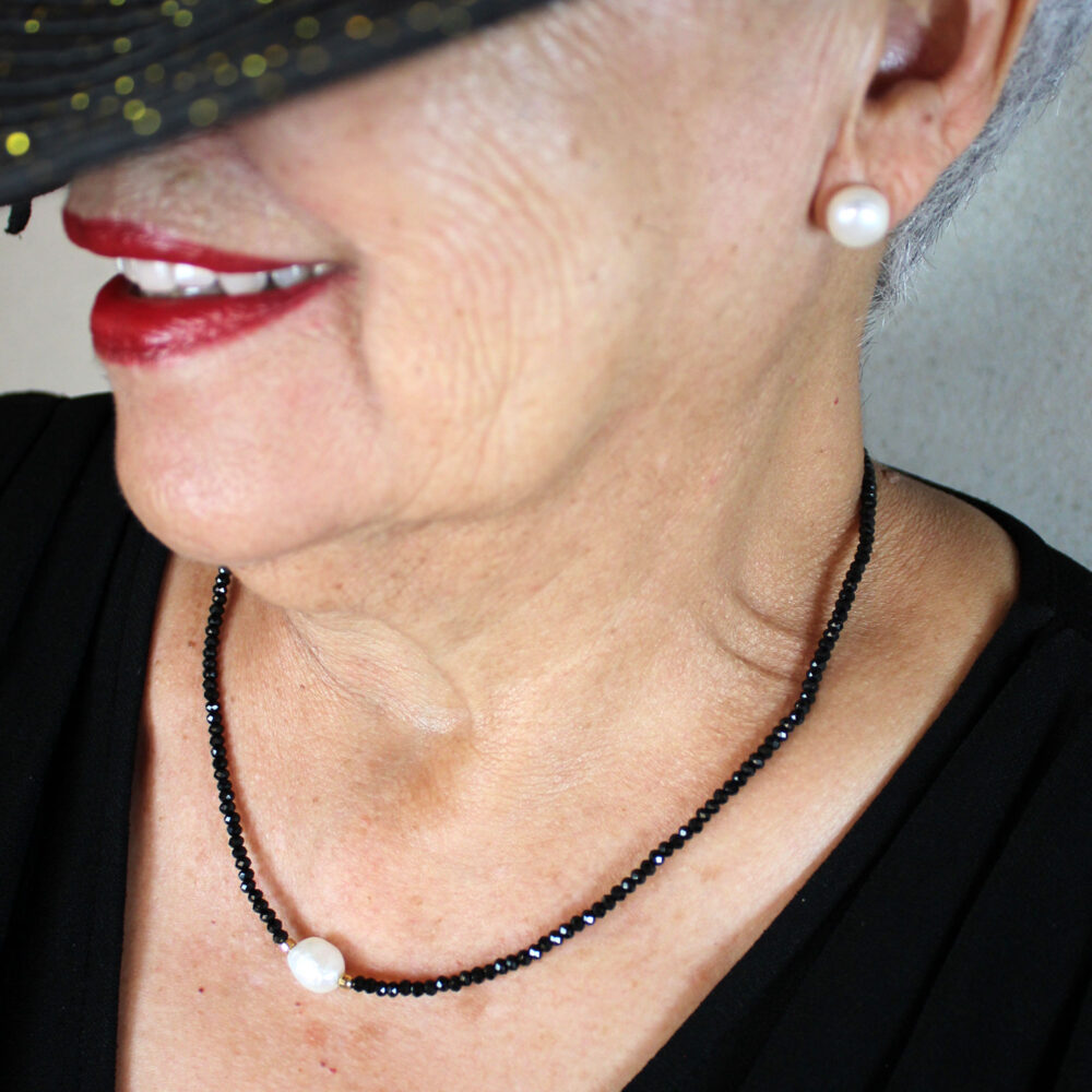 Collar corto de cristales y perla
