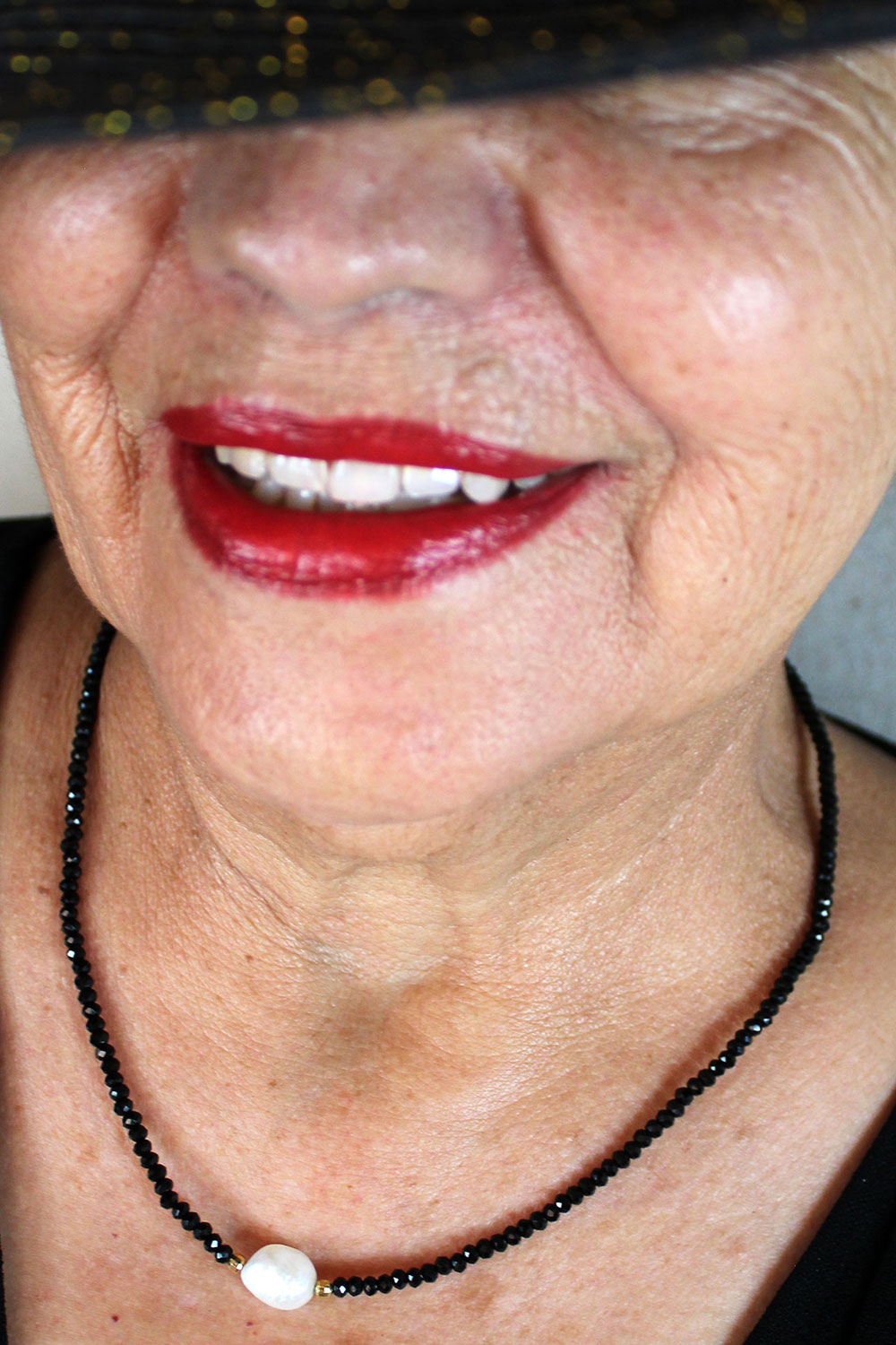011 Collar corto de cristales y perla