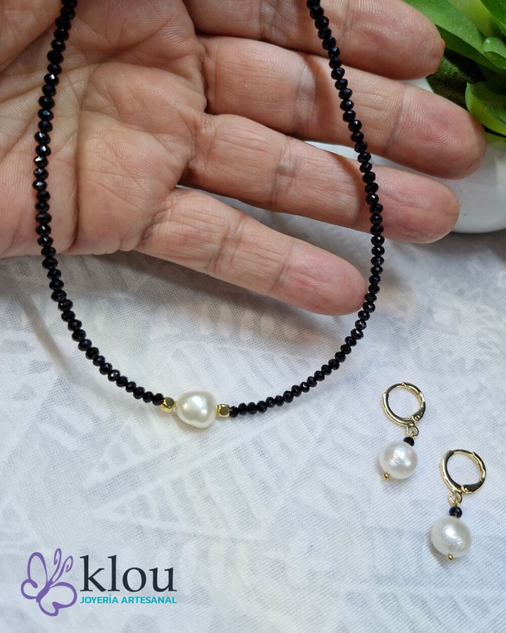 1 Collar corto de cristales y perla
