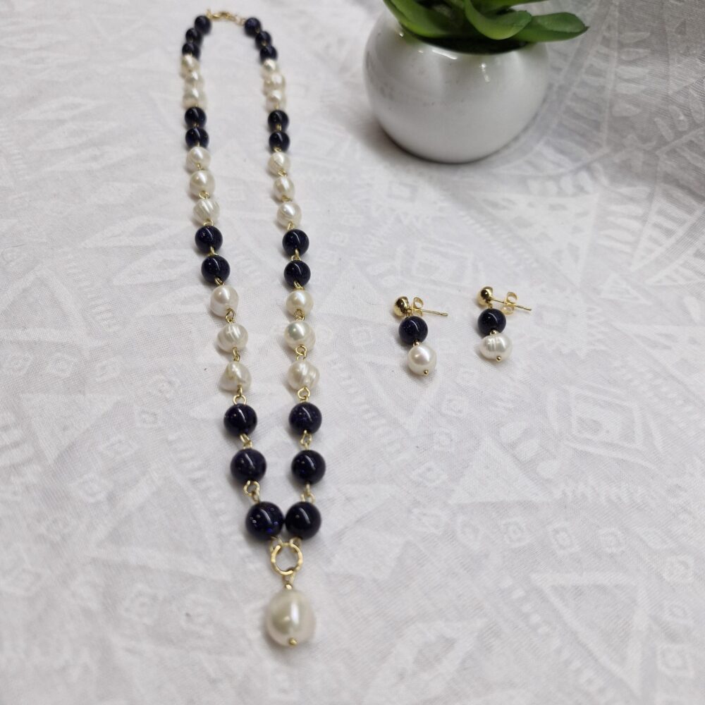Collar de venturina azul y perlas de río