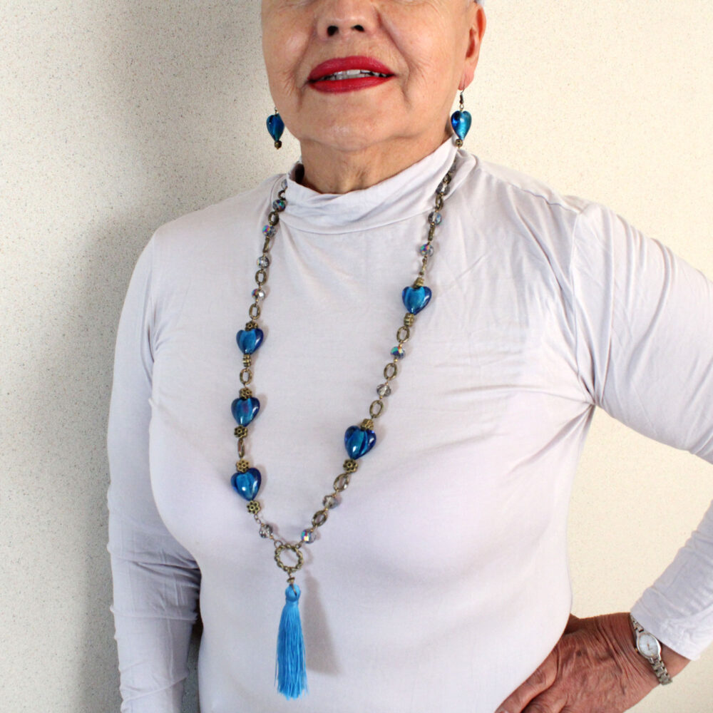 Collar con corazones de Murano azul