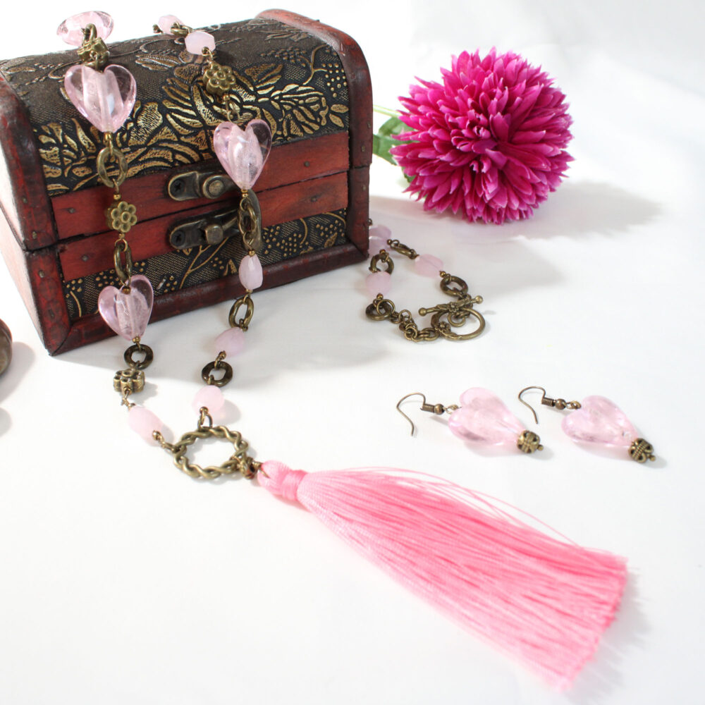 Collar con corazones de murano rosa