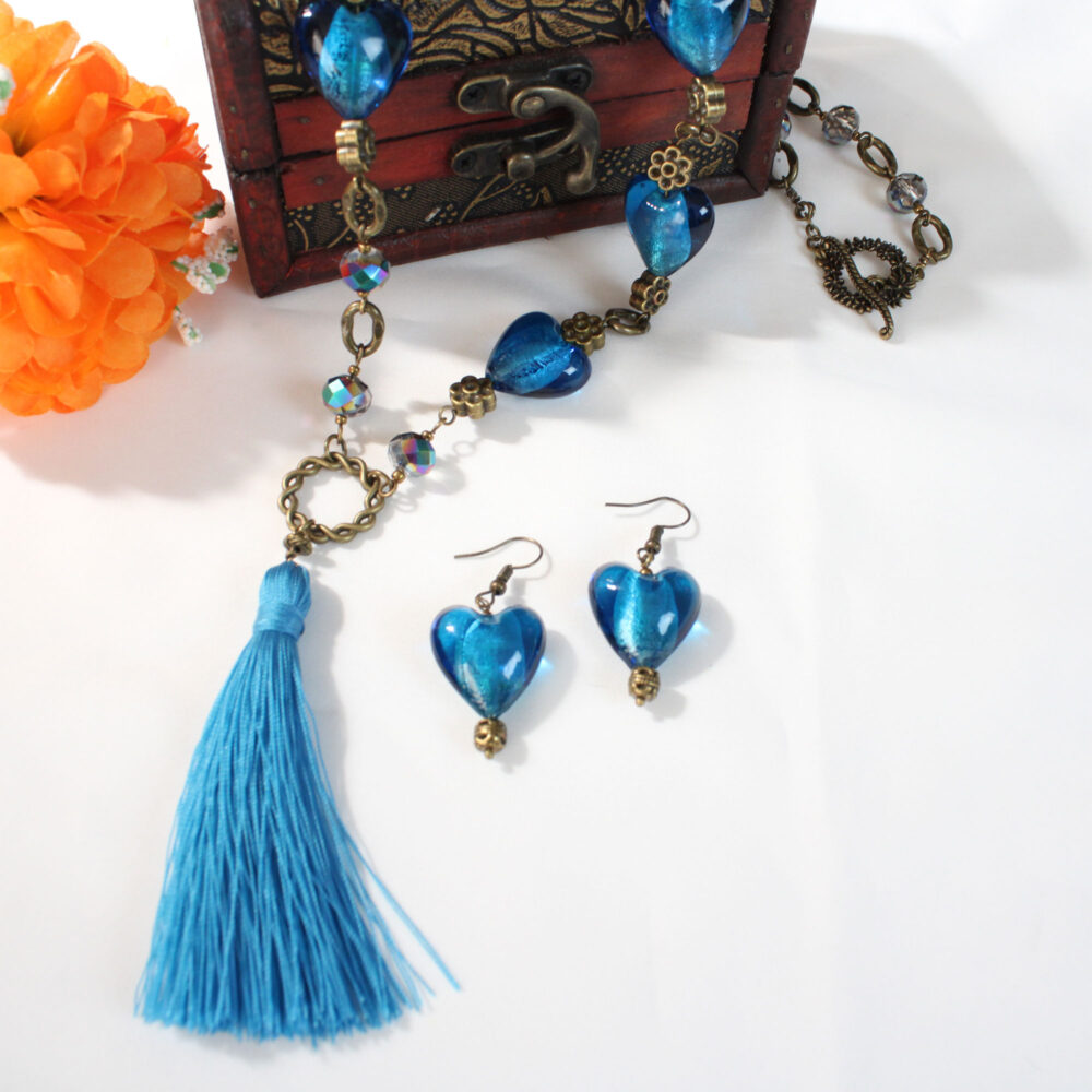 Collar con corazones de murano azul