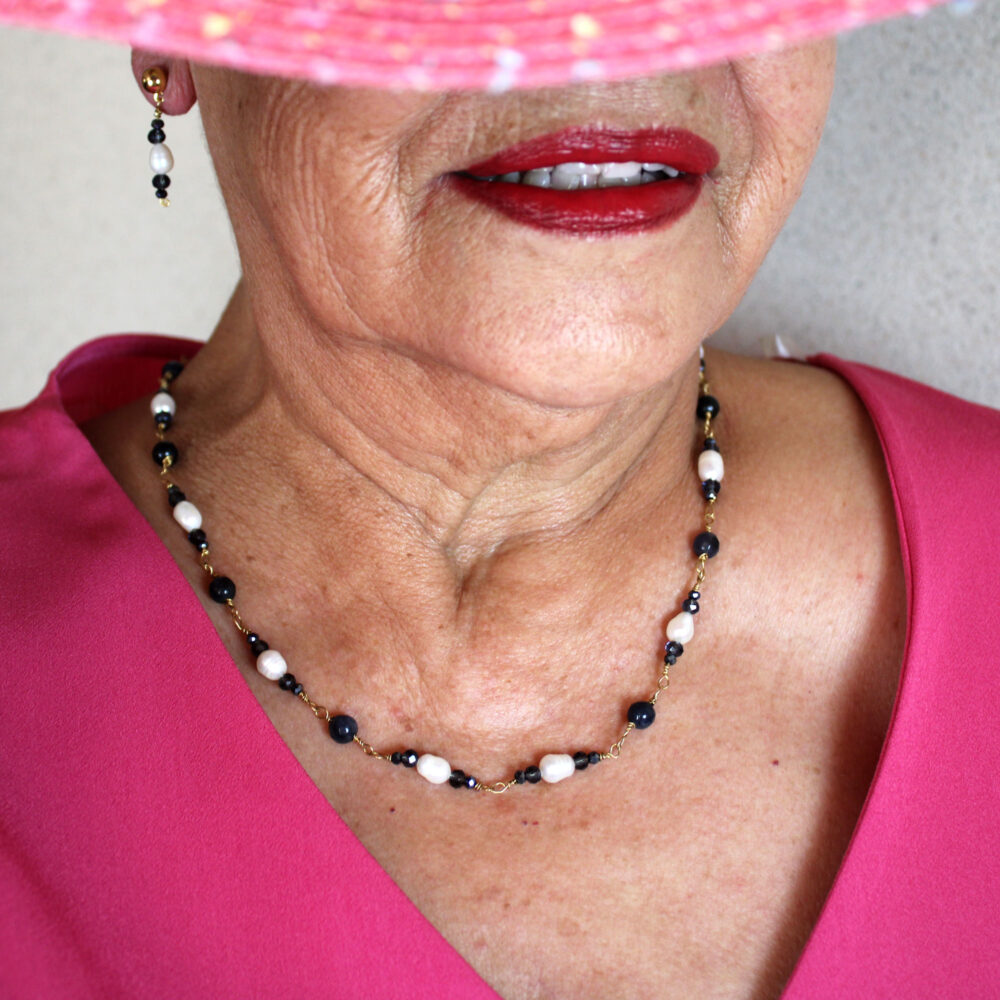 Collar de ágatas gris, cristales y perlas