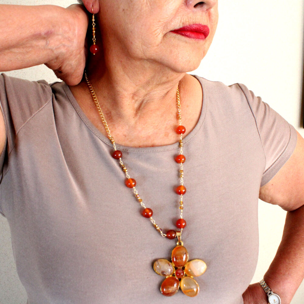 Collar de ágatas cornalina y dije en flor