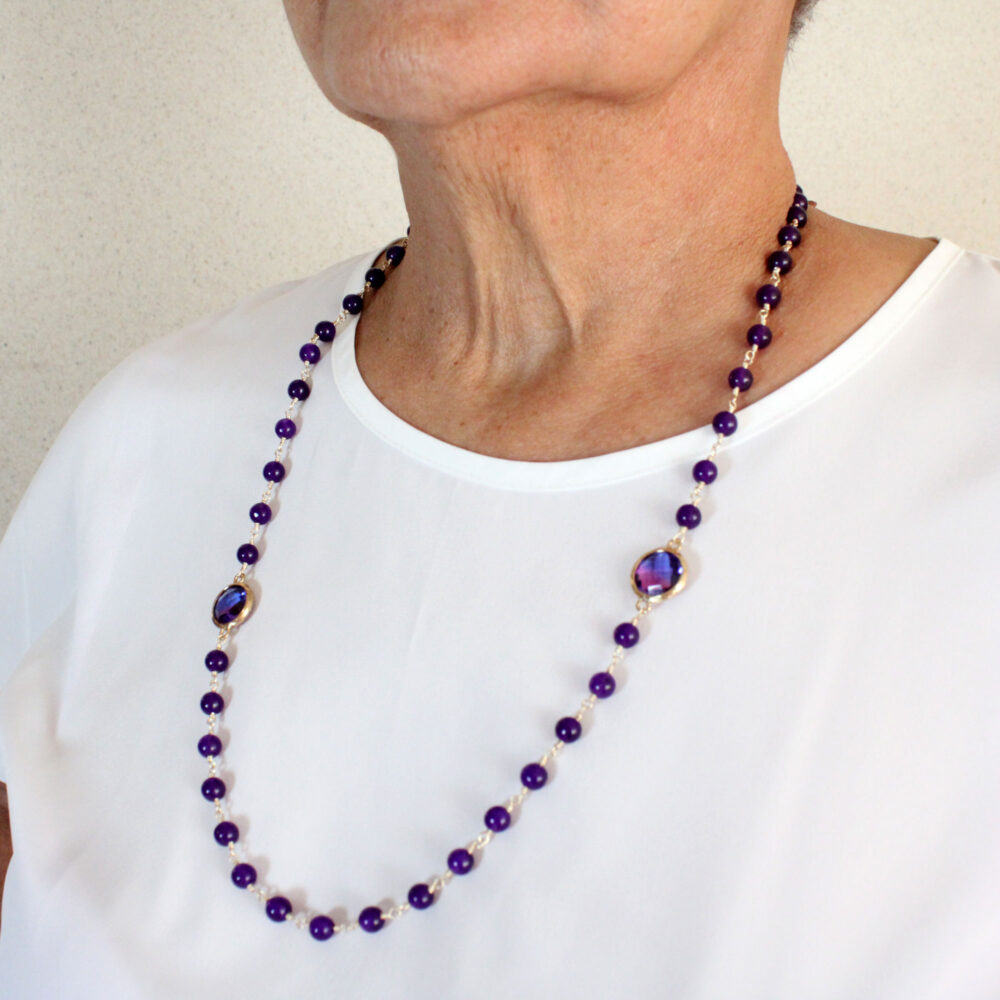 Collar bolas de vidrio moradas y dijes