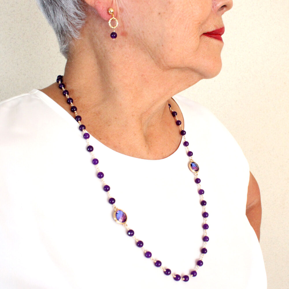 Collar bolas de vidrio moradas y dijes