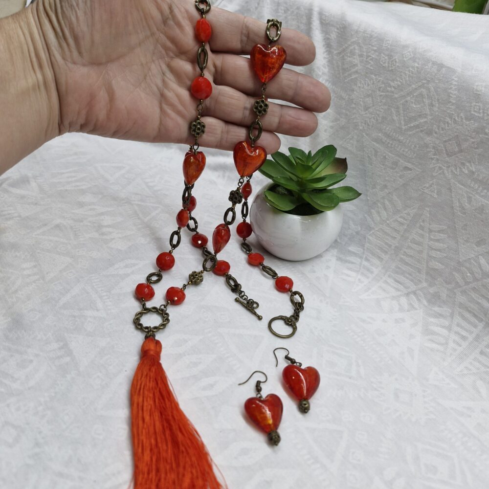 Collar largo con corazones de Murano naranja y oro viejo