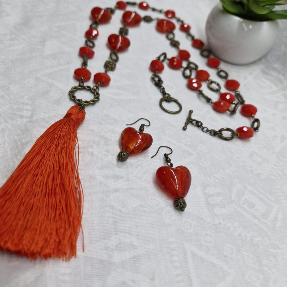 Collar largo con corazones de Murano naranja y oro viejo