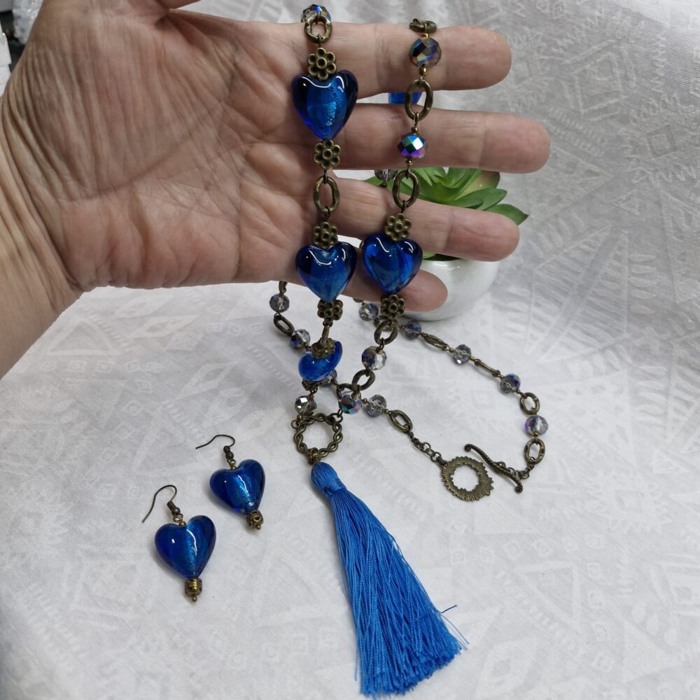 Collar largo con corazones de Murano azul y oro viejo