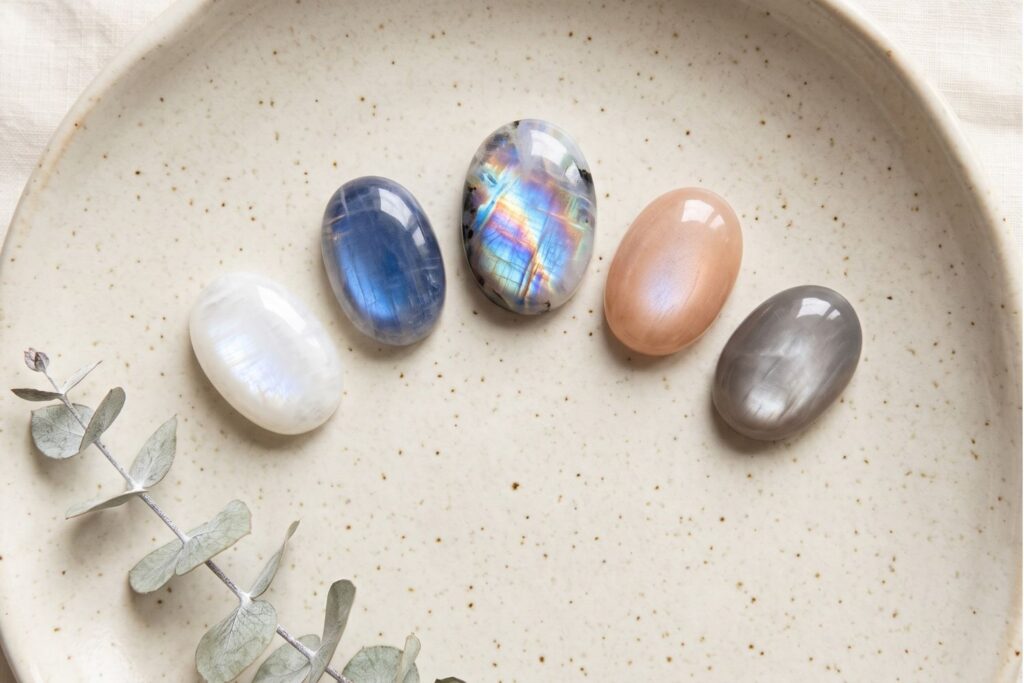 Variedades de piedra luna en diferentes colores: blanca, azul, arcoiris, melocoton y gris