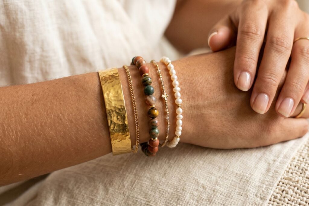 Pulseras apiladas brazaletes tendencia 2026 joyería artesanal
