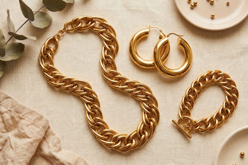 Cadenas eslabones joyería inspirada años 2000 y 80 tendencia 2026