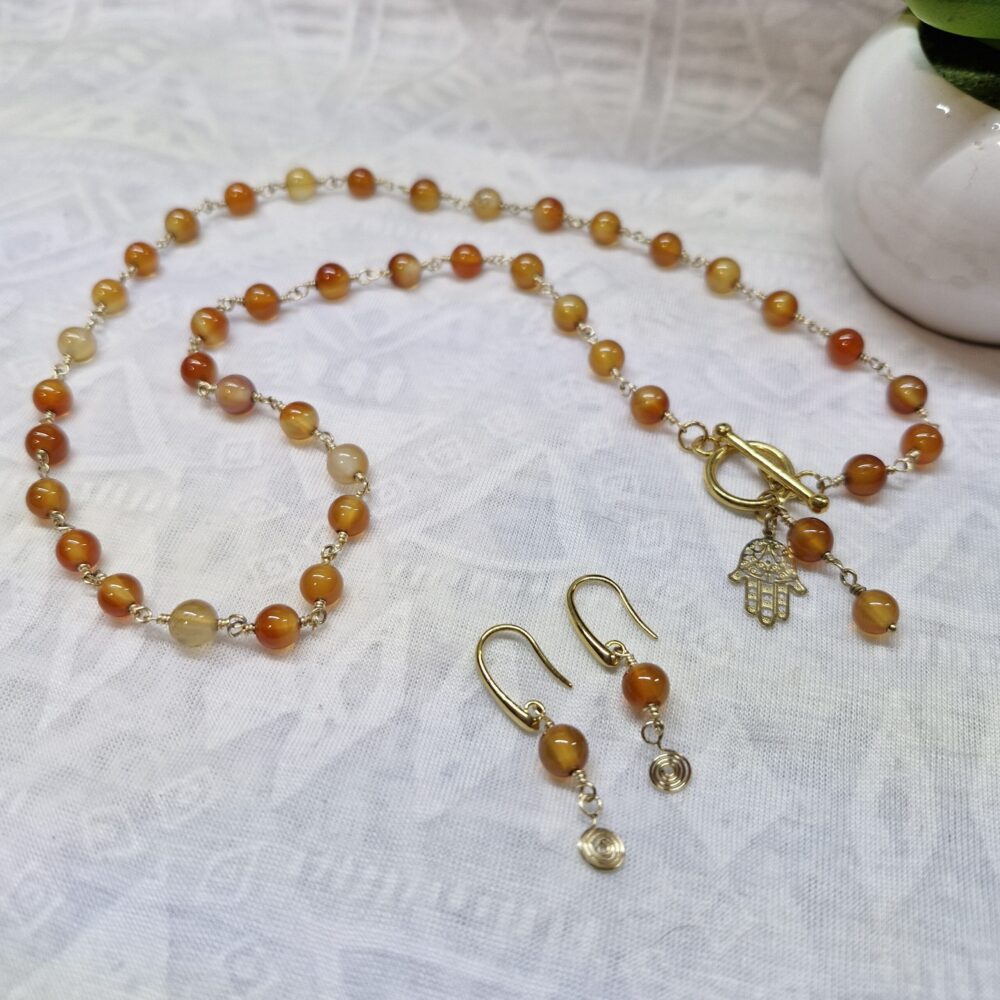 Collar de ágata cornalina con dije de manita de Fátima