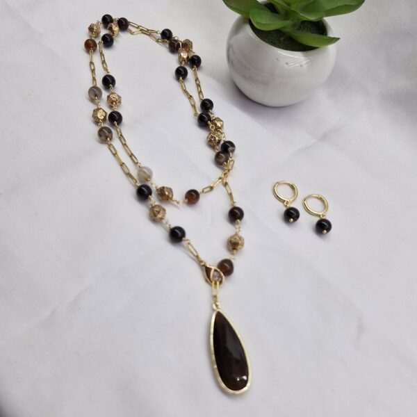 Collar de ágatas café y piedra volcanica dorada