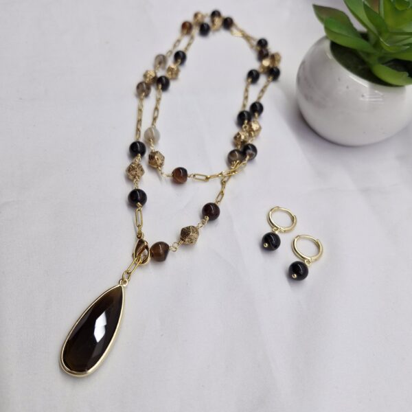 Collar de ágatas café y piedras volcanicas doradas