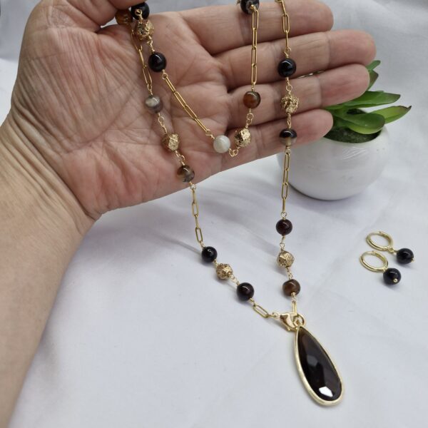 Collar de ágatas café y piedra volcanicas doradas