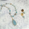 Collar de Ágatas con Dije Azul Cielo
