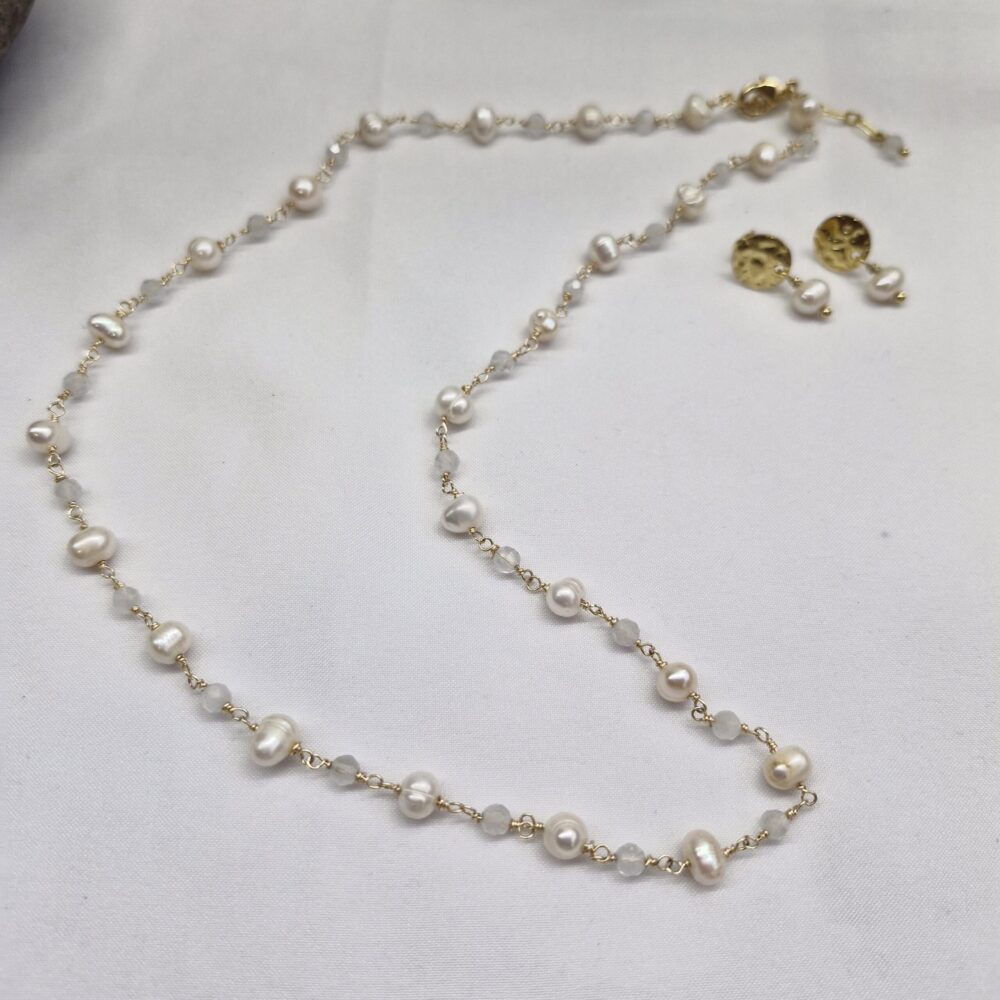 20260427_125457 Collar de perlas y cristales